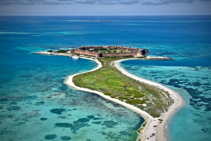 Vista aérea de Dry Tortugas e do Forte Jefferson. Foto por iStock / Jeffrey K Collins