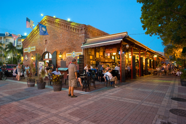 Restaurante perto da Mallory Square, em Key West. Foto por iStock / RobertHoetink