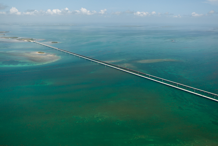 Vista aérea da Seven Mile Bridge. Foto por iStock / Tinik