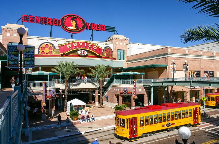 Centro Ybor, em Ybor City. Foto por iStock / achiartistul