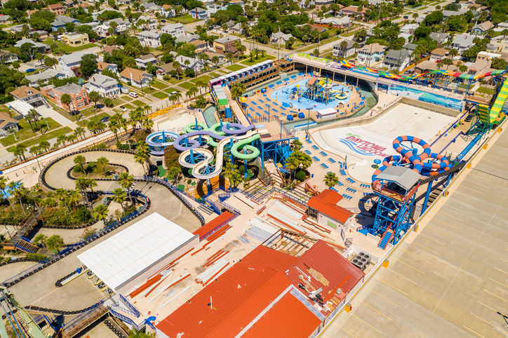 Parque aquático Daytona Lagoon. Foto por iStock / felixmizioznikov