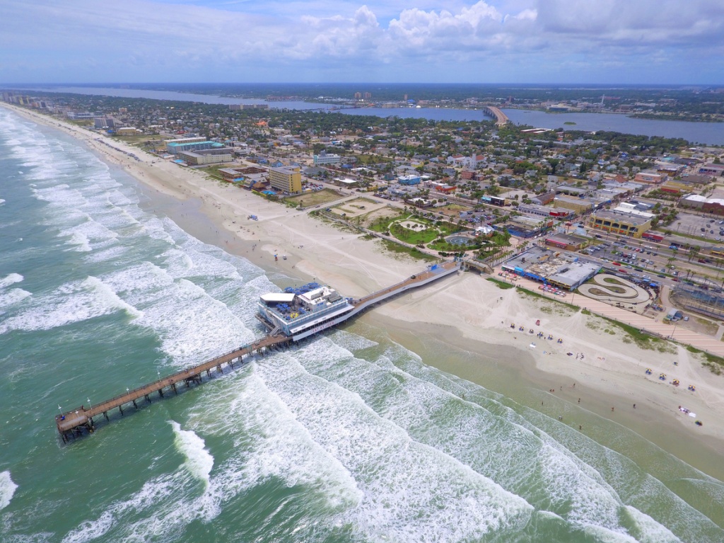 Daytona Beach Pier. Foto por iStock / felixmizioznikov