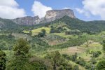 Conheça os 10 destinos mais acolhedores do Brasil em 2024 rock formation known as Pedra do Baú, on the border of Campos do Jordão and São Bento do Sapucai.