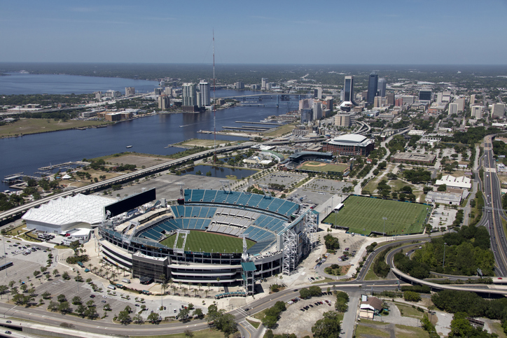 Vista aérea de Jacksonville, com destaque para o TIAA Bank Field. Foto por iStock / 6381380