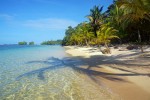 Descubra o Panamá: país guarda rico patrimônio cultural e natural Pristine beach with shade of coconut trees
