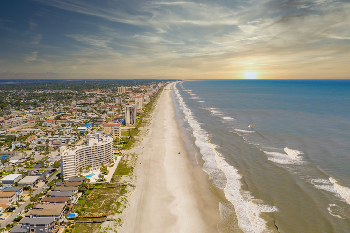 Jacksonville Beach. Foto por iStock / felixmizioznikov