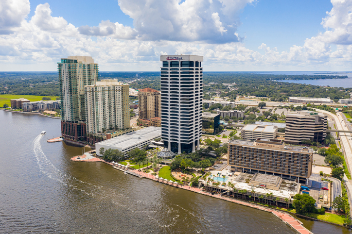 Southbank (margem sul) de downtown Jacksonville. Foto por iStock / felixmizioznikov