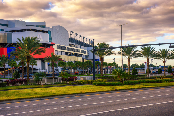 Daytona International Speedway. Foto por iStock / miroslav_1