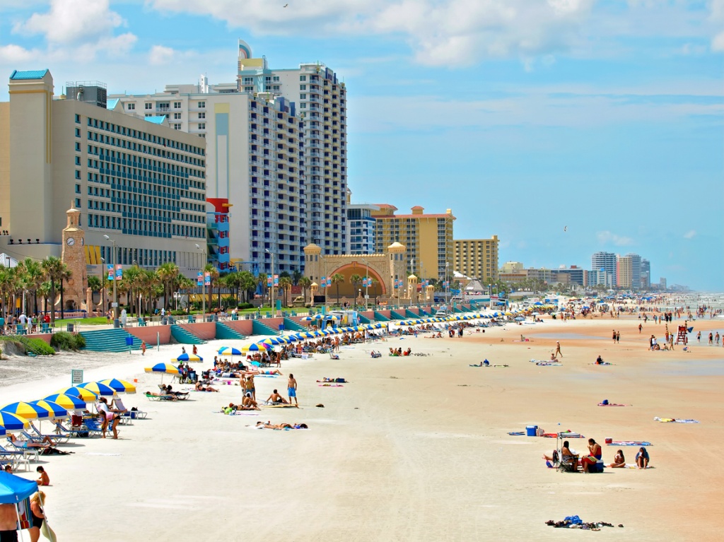 Daytona Beach, com o Bandshell no centro da foto. Foto por iStock / tomh1000