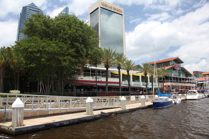 Centro de Jacksonville junto ao Rio St. Johns. Foto por iStock / viktor2013