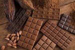 5 dicas de destinos para quem ama chocolate Chocolate bar, candy sweet, cacao beans and powder on wooden