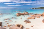 5 praias imperdíveis para incluir no roteiro de viagem à Seychelles Woman enjoying Anse Lazio picture perfect beach on Praslin Island