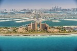 Dubai lidera a recuperação do turismo global Panoramic view of Dubai from Palm Island, UAE
