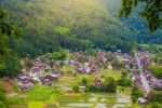 Pequenos vilarejos mantêm tradição e contam história no Japão Landscape Traditional and Historical Japanese village Shirakawago in Gifu Prefecture Japan, Gokayama has been inscribed on the UNESCO World Heritage List due to its traditional Gassho-zukuri houses