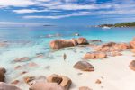 Seychelles remove protocolos de Covid-19 para entrada de turistas Woman enjoying Anse Lazio picture perfect beach on Praslin Island