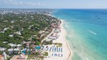 Riviera Maia: passeios para descobrir a cultura local Luxury tropical resort with white sand. Aerial view