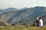 Santo Antônio do Pinhal: romantismo na cidade do santo casamenteiro casal-admirando-a-vista-do-pico-agudo