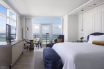 Hotel de luxo icônico ganha nova cara após reforma de US$ 90 milhões club-king-ocean-front-room