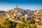 10 cidades mais acolhedoras do mundo para visitar em 2022 Ancient town of Matera at sunrise, Basilicata, Italy