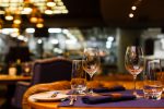 São Paulo Restaurant Week traz mais de 130 casas com menus a partir de R$ 49,90 Two empty wine glasses sitting in a restaurant on a warm sunny afternoon.