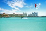 Aruba anuncia fim das restrições locais e retoma agenda de eventos Kite surfing at Palm Beach on Aruba island in the Caribbean Sea