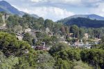 Ranking revela os destinos mais acolhedores do Brasil view of nature and buildings among the mountains of Monte Verde, district of Camanducaia, interior of Minas Gerais