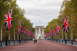 Comemore o Jubileu de Platina da Rainha com experiências da realeza britânica The Mall decorated with Union Jack flags London UK