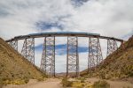 Trem das Nuvens mostra paisagens deslumbrantes no norte da Argentina Train driving over Polvorilla Viaduct in Argentina