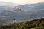 Santo Antônio do Pinhal é destino tranquilo para relaxar nas férias Voo-de-paraglider-no-Pico-Agudo-em-Santo-Antonio-do-Pinhal--SP-