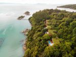 Ponta dos Ganchos Exclusive Resort investe US$ 1 milhão em retrofit Vista aérea bangalôs Ponta dos Ganchos