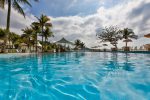 Itapema Beach Resorts by Nobile aposta em novos atrativos para o verão itapema beach Piscina com vista para o mar azul esmeralda
