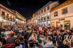 Vesperatas tradicionais movimentam o turismo em Diamantina (MG) Diamantina_O público assiste as apresentações musicais realizadas nas janelas dos casarões _Crédito Elvira Nascimento Fotografia