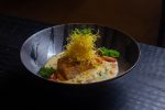 Do Japão ao mundo, uma fusão de dar água na boca no UDON Lourdes em BH Grilled Salmon Com molho concassê e espinafre