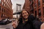 Vai viajar para os Estados Unidos? Veja 5 dicas para ter uma experiência inesquecível Jovem aproveitando sua viagem aos Estados Unidos