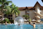 Recanto Cataratas, em Foz do Iguaçu, é opção para férias de julho em família 423700_1062796_brinquedo_water_ball_nas_piscinas_do_recanto_cataratas_