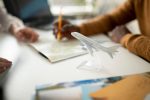 Otur Viagens lista motivos para viajar com uma operadora e descobrir o mundo com conforto e segurança feche-a-mao-desfocada-segurando-um-lapis