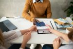 Otur Viagens prioriza agilidade na entrega e atendimento qualificado para oferecer a melhor experiência aos viajantes maos-segurando-ingressos-de-perto
