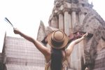 15 dicas importantes para mulheres que viajam sozinhas menina-tem-um-mapa-turistico-na-cidade-velha