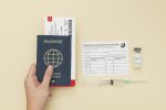 Vai viajar nas férias? Confira as principais vacinas exigidas Covid-19 vaccine certificate with passport travel permit