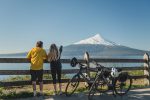 Vulcões e lagos são cenários de excursões de cicloturismo em Puerto Varas Puerto Varas_Divulgação