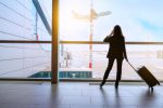Como chegar ao Rio Grande do Sul de avião? Confira os principais aeroportos do estado girl-airport-window-waits-flight (1)
