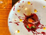 Marriott Airport São Paulo e Sheraton Santos têm jantares especiais de Dia dos Namorados torre de dois chocolates com morango e farofa de castanhas brasileiras ao coulis de frutas vermelhas