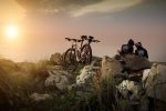 Descubra 5 motivos para visitar o Alentejo ainda este ano Pôr do sol no Alentejo - Crédito Live Love Ride