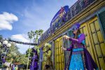 Busch Gardens Tampa Bay celebra o Mardi Gras com atrações especiais 2025 Mardi Gras at Busch Gardens Tampa Bay - Bead Toss (2)