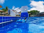 Jardim Atlântico Beach Resort tem nova cadeira elevatória para piscina Cadeira elevatória 2 foto divulgação