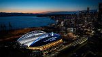 Explore Seattle e Los Angeles entre os jogos do Mundial de Clubes nos EUA 66f5d89d8ea1bb73e3d20f12_LumenFieldNight_1920x1080