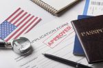 Especialista comenta sobre novas regras de vistos dos EUA e efeitos práticos dessas alterações composicao-pedido-de-visto-com-bandeira-americana
