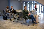 Terminal Tietê ganha lounge padrão aeroporto mulher-sentada-com-bagagem-na-sala-de-espera