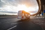 Viagens de ônibus no Brasil são impulsionadas por shows e festivais trafego-veiculo-reflexoes-urbano-da-cidade