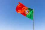 Descubra o que muda na prática com a suspensão de vistos em Portugal bela-foto-da-bandeira-portuguesa-balancando-no-ceu-calmo-e-brilhante